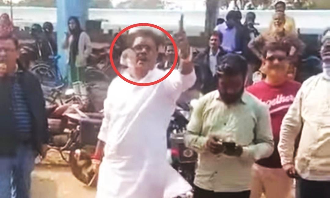 “এই শালা বিজেপির দালাল… হাত -পা ভেঙে দেবো” : শুনানি ক্যাম্পে পাণ্ডুয়ার তৃণমূল নেতার হম্বিতম্বির ভিডিও শেয়ার করে শুভেন্দু বললেন : “তৃণমূলের কপালে অশেষ দুঃখ আছে” 