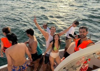 প্রেমিকা সাবা আজাদ,প্রাক্তন স্ত্রী সুজান খান এবং পরিবারের সাথে ইয়টে ৫২ তম জন্মদিন উদযাপন করলেন হৃতিক রোশন 