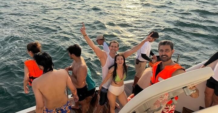 প্রেমিকা সাবা আজাদ,প্রাক্তন স্ত্রী সুজান খান এবং পরিবারের সাথে ইয়টে ৫২ তম জন্মদিন উদযাপন করলেন হৃতিক রোশন 