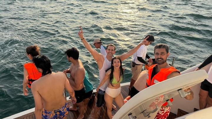 প্রেমিকা সাবা আজাদ,প্রাক্তন স্ত্রী সুজান খান এবং পরিবারের সাথে ইয়টে ৫২ তম জন্মদিন উদযাপন করলেন হৃতিক রোশন 