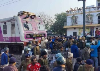 SIR এর নামে হয়রানি ও হেনস্তার অভিযোগ তুলে সমুদ্রগড়ে জাতীয় পতাকা হাতে নিয়ে রেল অবরোধ