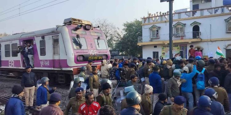 SIR এর নামে হয়রানি ও হেনস্তার অভিযোগ তুলে সমুদ্রগড়ে জাতীয় পতাকা হাতে নিয়ে রেল অবরোধ