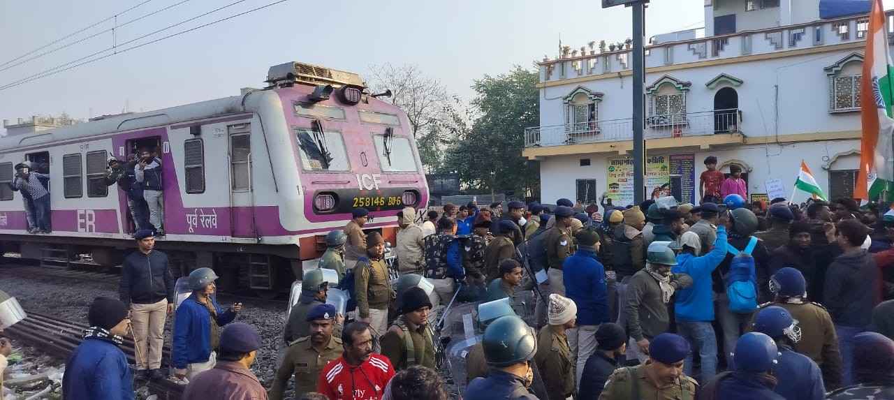 SIR এর নামে হয়রানি ও হেনস্তার অভিযোগ তুলে সমুদ্রগড়ে জাতীয় পতাকা হাতে নিয়ে রেল অবরোধ