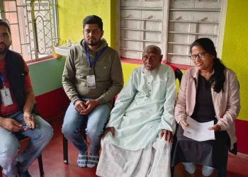 অবশেষে শুনানিতে ডাক পাওয়া ১০৪ বছরের বৃদ্ধের বাড়িতে গিয়ে তার বক্তব্য শুনলেন কমিশনের প্রতিনিধিরা 