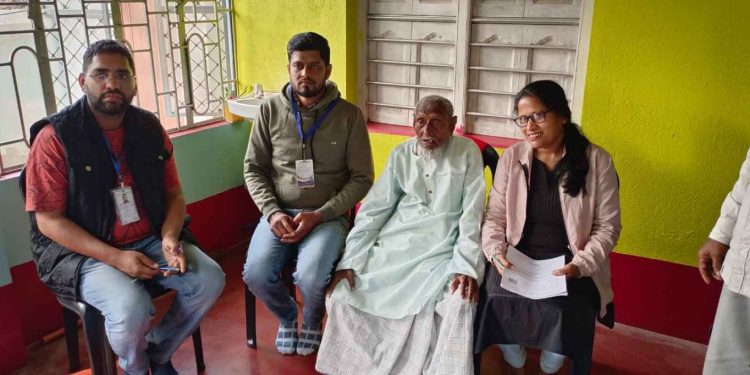 অবশেষে শুনানিতে ডাক পাওয়া ১০৪ বছরের বৃদ্ধের বাড়িতে গিয়ে তার বক্তব্য শুনলেন কমিশনের প্রতিনিধিরা