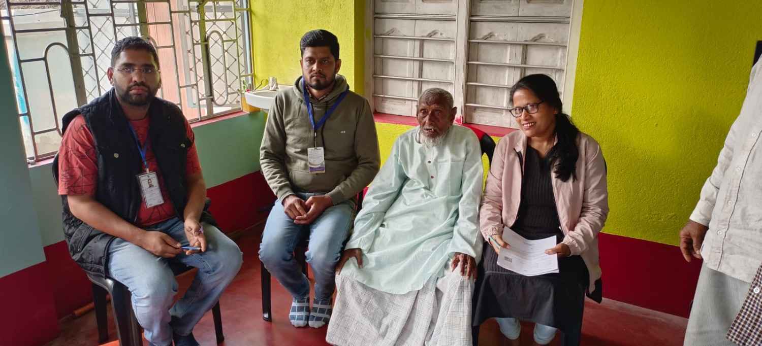 অবশেষে শুনানিতে ডাক পাওয়া ১০৪ বছরের বৃদ্ধের বাড়িতে গিয়ে তার বক্তব্য শুনলেন কমিশনের প্রতিনিধিরা 