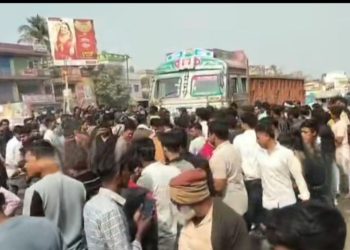 ফের হিংসা ছড়াল বেলডাঙ্গায়, রেল ও সড়কপথ অবরোধ, যাত্রীবাহী বাসে হামলা, পুলিশের লাঠিচার্জ, গ্রেপ্তার ২০ 