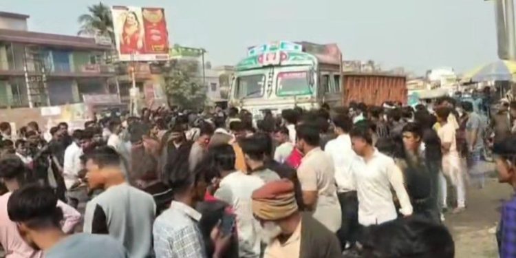 ফের হিংসা ছড়াল বেলডাঙ্গায়, রেল ও সড়কপথ অবরোধ, যাত্রীবাহী বাসে হামলা, পুলিশের লাঠিচার্জ, গ্রেপ্তার ২০ 