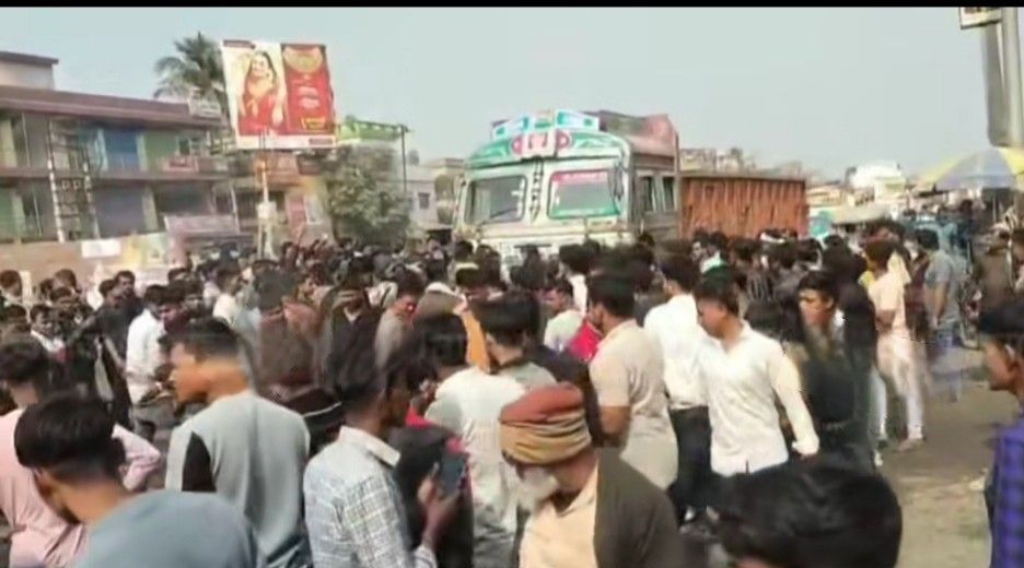 ফের হিংসা ছড়াল বেলডাঙ্গায়, রেল ও সড়কপথ অবরোধ, যাত্রীবাহী বাসে হামলা, পুলিশের লাঠিচার্জ, গ্রেপ্তার ২০ 