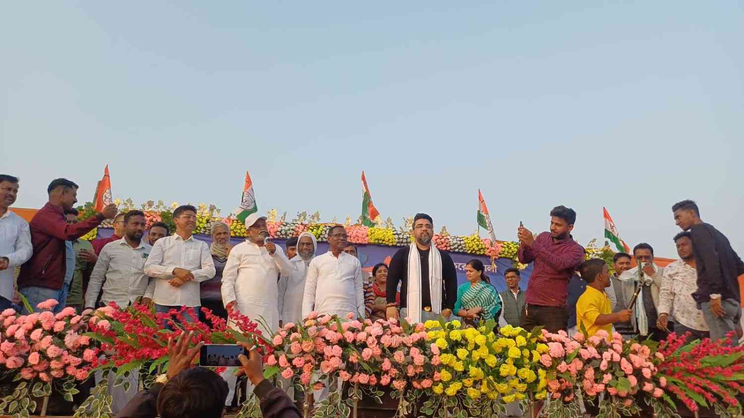 শুভেন্দু অধিকারী “গরুর মাংস খেত” বলে আপত্তিকর মন্তব্য করে বিজেপিকে ‘পেটানোর হুমকি’ দিলেন তৃণমূল নেতা ঋজু দত্ত ; “ক্ষমতা হারানোর ভয়ে তৃণমূল দিশেহারা বলেই এই সব মন্তব্য করেছে” : বললেন বিজেপি নেতা কৃষ্ণ ঘোষ