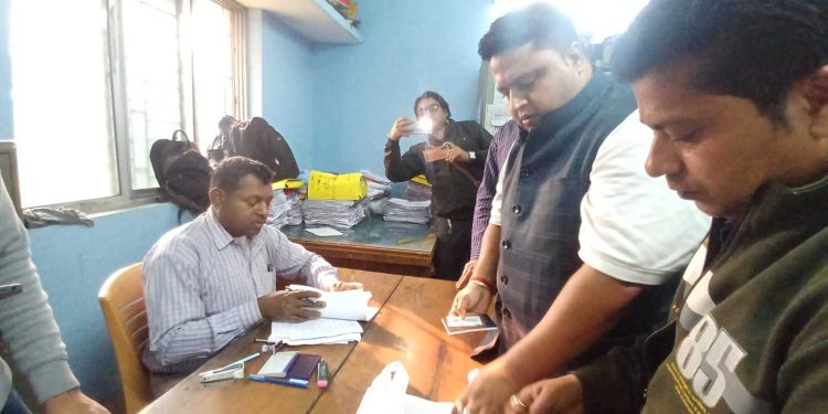 লজিক্যাল ডিসক্রেপেন্সির জন্য শুনানির নোটিশ পেয়ে হাজিরা দিলেন ভাতারের বিজেপি নেতা 