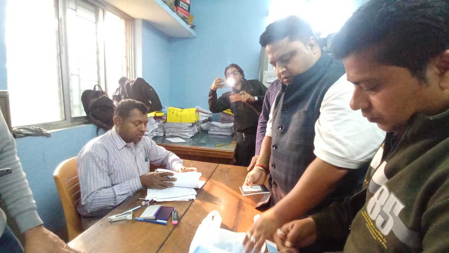 লজিক্যাল ডিসক্রেপেন্সির জন্য শুনানির নোটিশ পেয়ে হাজিরা দিলেন ভাতারের বিজেপি নেতা