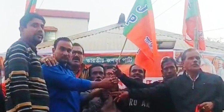 পূর্ব বর্ধমানের ভাতারে তৃণমূল ছেড়ে বিজেপিতে যোগদান 