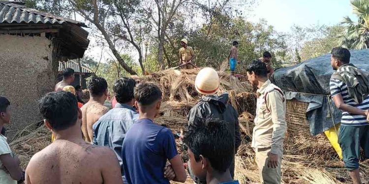 পুরুষরা ব্যস্ত মসজিদে নামাজ পড়ায়, গ্রামের অগ্নিকাণ্ড সামাল দিলেন মহিলারা