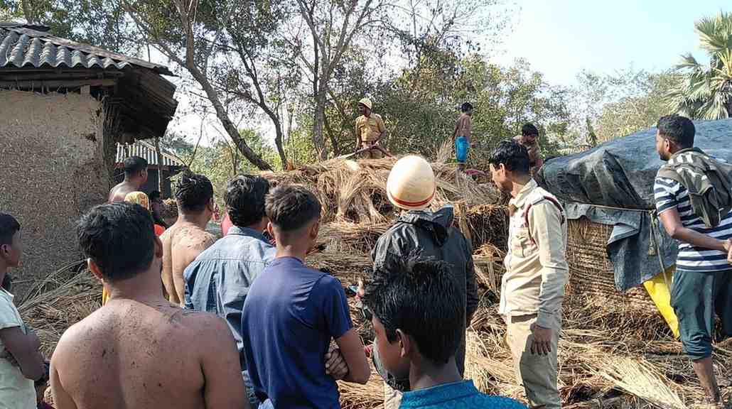 পুরুষরা ব্যস্ত মসজিদে নামাজ পড়ায়, গ্রামের অগ্নিকাণ্ড সামাল দিলেন মহিলারা 