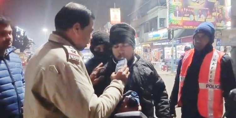রাতভর ধরে ধরে ব্রেথ অ্যানালাইজার দিয়ে পরীক্ষা করেও একজনও মদ্যপ খুঁজে পেলো না কালনা পুলিশ 