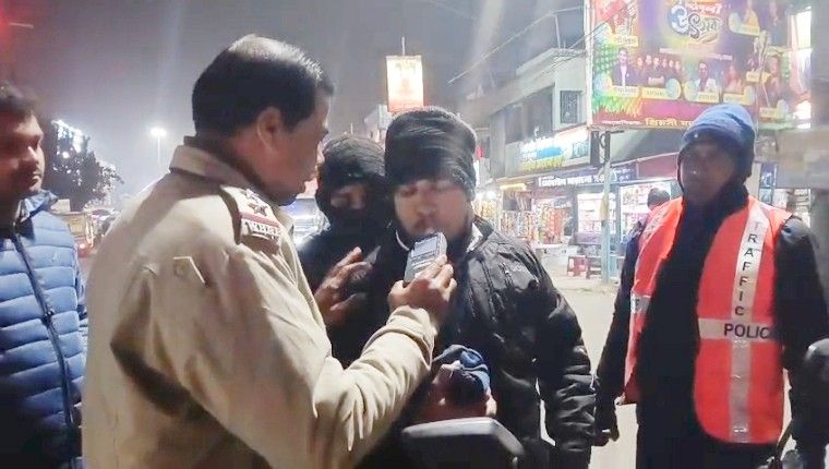 রাতভর ধরে ধরে ব্রেথ অ্যানালাইজার দিয়ে পরীক্ষা করেও একজনও মদ্যপ খুঁজে পেলো না কালনা পুলিশ 