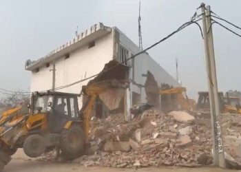 সম্ভলে ২টি মসজিদ ও ১টি মাদ্রাসা ভেঙে গুঁড়িয়ে দিল যোগী পুলিশের   বুলডোজার ; তার মধ্যে একটি হাতুড়ি দিয়ে নিজেরাই ভেঙে দেয় দখলদাররা