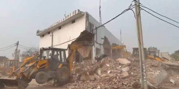 সম্ভলে ২টি মসজিদ ও ১টি মাদ্রাসা ভেঙে গুঁড়িয়ে দিল যোগী পুলিশের   বুলডোজার ; তার মধ্যে একটি হাতুড়ি দিয়ে নিজেরাই ভেঙে দেয় দখলদাররা