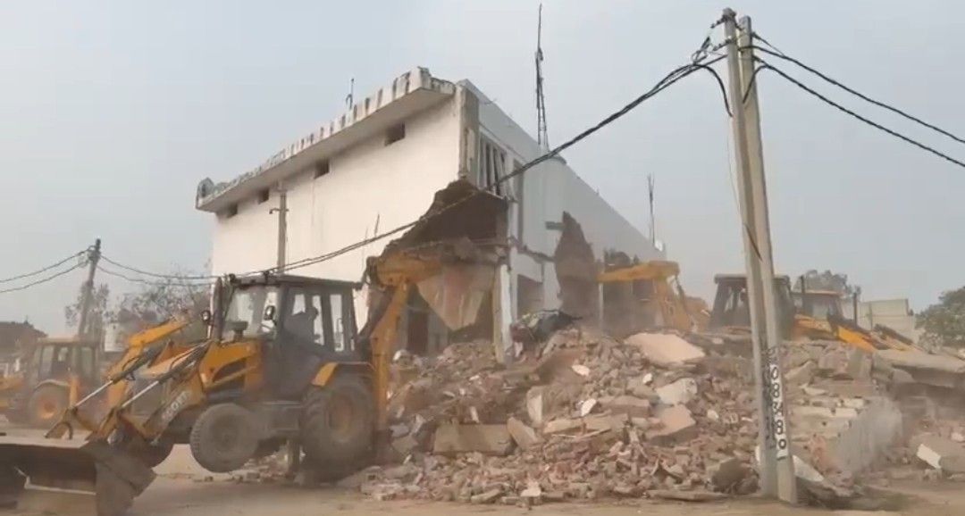 সম্ভলে ২টি মসজিদ ও ১টি মাদ্রাসা ভেঙে গুঁড়িয়ে দিল যোগী পুলিশের   বুলডোজার ; তার মধ্যে একটি হাতুড়ি দিয়ে নিজেরাই ভেঙে দেয় দখলদাররা