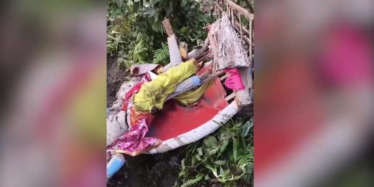 হরিশ্চন্দ্রপুরে রাধাকৃষ্ণ প্রতিমা ভাঙচুর ! ভিডিও শেয়ার করে শুভেন্দু বললেন :”মমতা ব্যানার্জির প্রশাসনের উদাসীনতার কারনে এই ধরনের ঘটনা বেড়েই চলেছে”