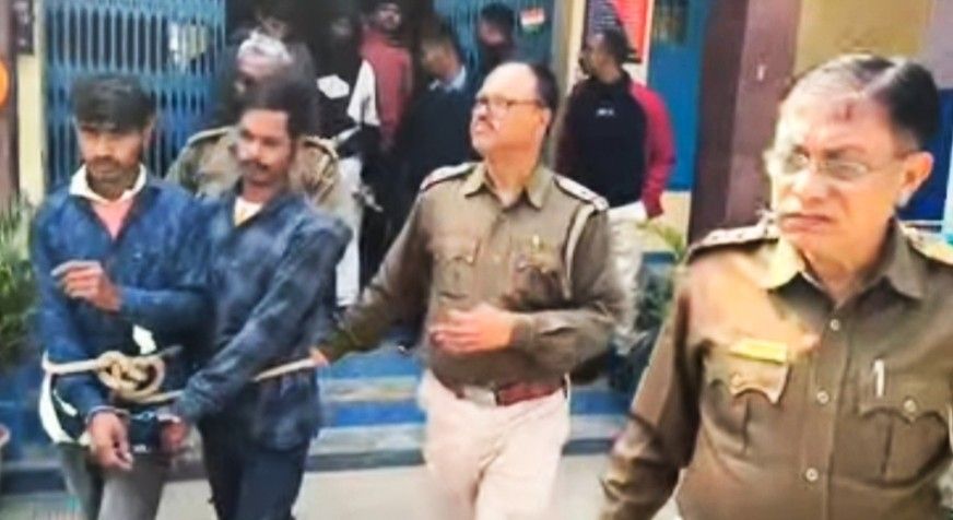 কাঁটাতার বিহীন উন্মুক্ত সীমান্ত দিয়ে ঢুকে ধরা পড়ল ৫ বাংলাদেশি অনুপ্রবেশকারী, গ্রেপ্তার স্থানীয় এক সহযোগীও