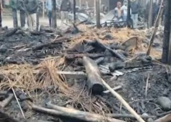 রহস্যজনকভাবে আগুন লেগে ভস্মীভূত বাড়ি,জীবন্ত দগ্ধ হয়ে মৃত্যু ১ টি গরু ও ৫ টি ছাগল, সর্বশান্ত হয়ে কান্নায় ভেঙে পড়েছে পরিযায়ী শ্রমিকের পরিবার