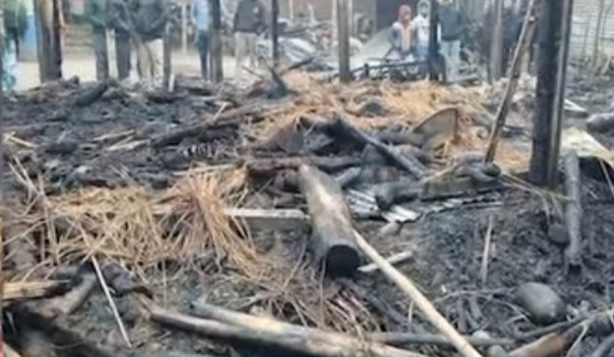 রহস্যজনকভাবে আগুন লেগে ভস্মীভূত বাড়ি,জীবন্ত দগ্ধ হয়ে মৃত্যু ১ টি গরু ও ৫ টি ছাগল, সর্বশান্ত হয়ে কান্নায় ভেঙে পড়েছে পরিযায়ী শ্রমিকের পরিবার