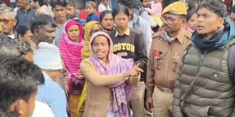 গাজোলে এসআইআর শুনানির লাইনে এক দম্পতির চুড়ান্ত নাটক 