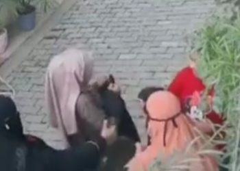 মেয়েদের স্কুলের মধ্যেও তৈরি হয়েছে জিহাদি ব্রিগেড ! মোরাদাবাদে রাস্তার মাঝে হিন্দু ছাত্রীকে বোরকা পরানোর ঘটনায় বৃহত্তর ষড়যন্ত্রের ইঙ্গিত  