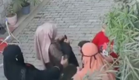 মেয়েদের স্কুলের মধ্যেও তৈরি হয়েছে জিহাদি ব্রিগেড ! মোরাদাবাদে রাস্তার মাঝে হিন্দু ছাত্রীকে বোরকা পরানোর ঘটনায় বৃহত্তর ষড়যন্ত্রের ইঙ্গিত  