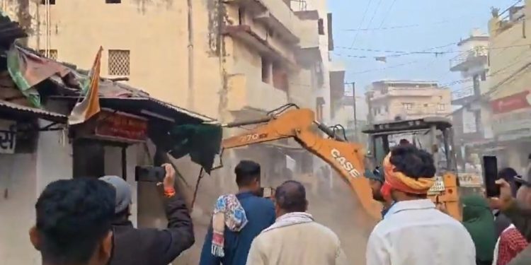 যে ৬৫ বছরের দোকানদারকে “আব্দুল দাদু” বলে সম্বোধন করত ৫ বছরের মেয়েটি, সেই ব্যক্তি তাকে পাঁচ দিন ধরে ধর্ষণ করেছিল ; অভিযুক্ত নরপশুর দোকানে বুলডোজার চালানোয় ক্ষুব্ধ কংগ্রেস