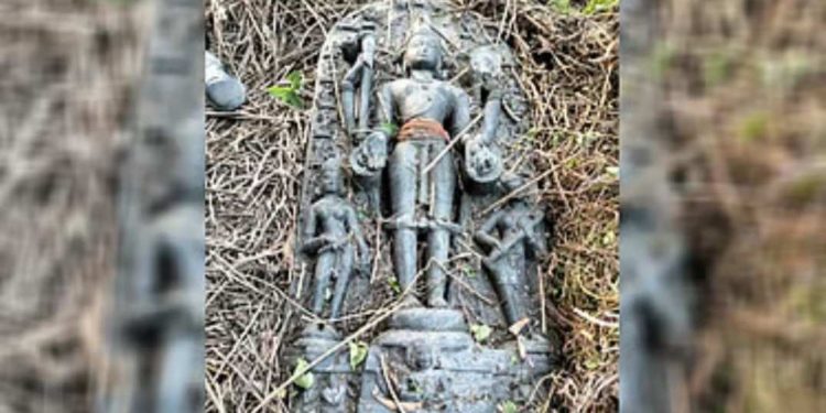 ফরিদপুরে কয়েক হাজার বছরের প্রাচীন কষ্টিপাথরের বিষ্ণু মূর্তি উদ্ধার, ৩০ লাখ টাকায় কিনে ৩ কোটি টাকায় বিক্রির চেষ্টা করা সাদ্দাম মোল্লা গ্রেপ্তার 