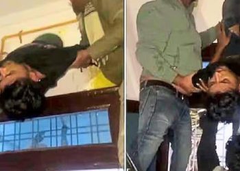 চুরির পর এক্সস্ট ফ্যানের ফাঁক দিয়ে পালাতে গিয়ে আটকে গেল চোর  ; বের করে আনতে হল পুলিশকে