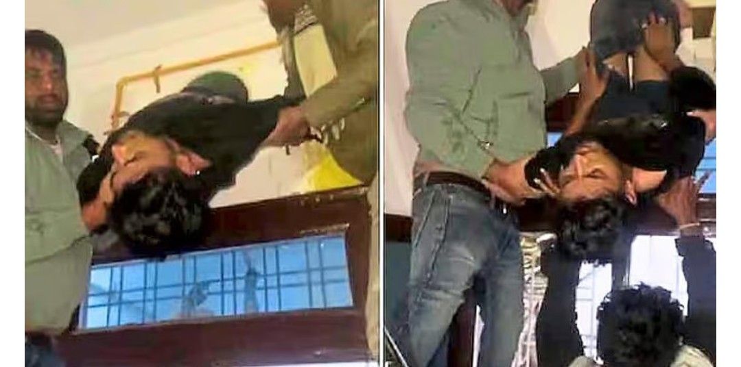 চুরির পর এক্সস্ট ফ্যানের ফাঁক দিয়ে পালাতে গিয়ে আটকে গেল চোর  ; বের করে আনতে হল পুলিশকে