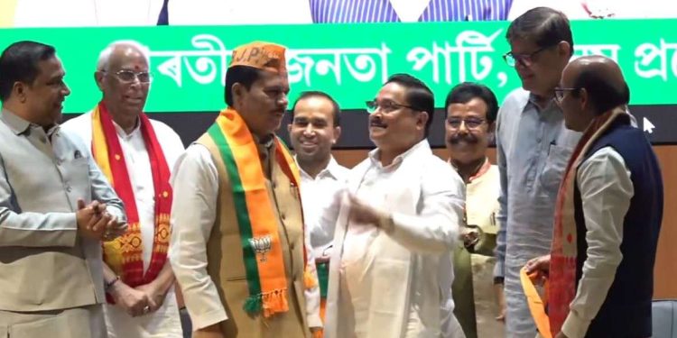 বিজেপিতে যোগ দিলেন আসাম কংগ্রেসের প্রাক্তন সভাপতি ভূপেন বোরা 