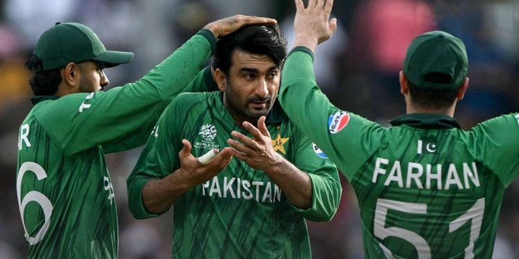 ভারতের কাছে ম্যাচ হারার পর নিজেদের মধ্যে খেয়োখেয়ি শুরু করেছে পাকিস্তানি খেলোয়াড়রা