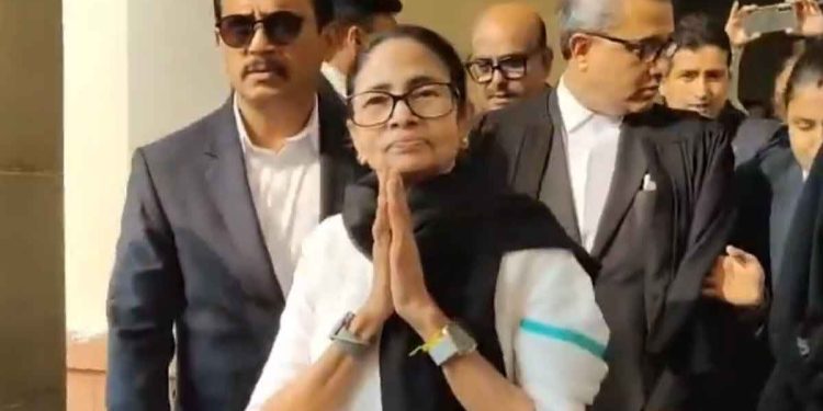 “অশিক্ষিত চোর তোলাবাজ এবং মাতাল না হলে তৃণমূল হয় না” : বিজেপির তরুনজ্যোতি কেন বললেন একথা ? 