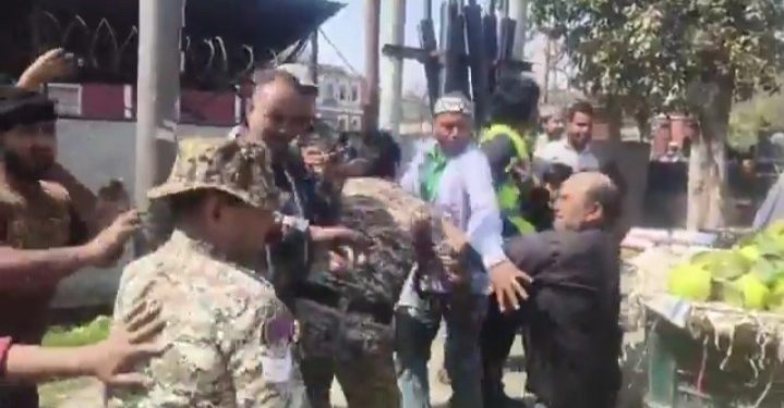 আলিগড়ে জবরদখল বিরোধী অভিযানের সময় ফল বিক্রেতার ছোড়া বাটখারায় গুরুতর আহত পুরসভার কর্মীরা, উমর, মাজহার এবং ফয়জান সহ ৪ জনের বিরুদ্ধে এফআইআর দায়ের