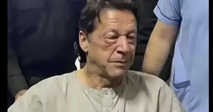 এক চোখের ৮৫ শতাংশ দৃষ্টিশক্তি হারিয়ে ফেলেছেন ইমরান খান ; প্রতিবাদে বিক্ষোভ রত পিটিআই নেতাদের খাবার ও জল বন্ধ করে দিয়েছে পাকিস্তান সরকার 