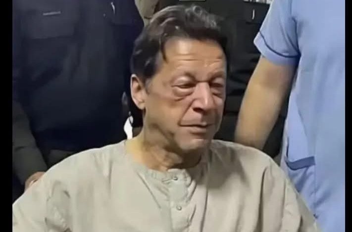 এক চোখের ৮৫ শতাংশ দৃষ্টিশক্তি হারিয়ে ফেলেছেন ইমরান খান ; প্রতিবাদে বিক্ষোভ রত পিটিআই নেতাদের খাবার ও জল বন্ধ করে দিয়েছে পাকিস্তান সরকার