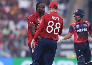 হাড্ডাহাড্ডি লড়াই করে শেষ ওভারে নেপালের বিপক্ষে ৪ রানে জয়লাভ করল ইংল্যান্ড 