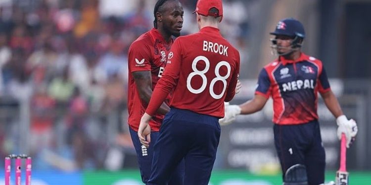 হাড্ডাহাড্ডি লড়াই করে শেষ ওভারে নেপালের বিপক্ষে ৪ রানে জয়লাভ করল ইংল্যান্ড 