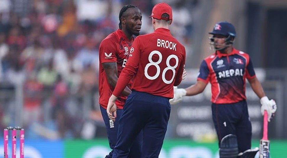 হাড্ডাহাড্ডি লড়াই করে শেষ ওভারে নেপালের বিপক্ষে ৪ রানে জয়লাভ করল ইংল্যান্ড 