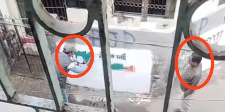 বিজেপির দেওয়াল লিখন মুছে দিল ক্যাডাররা !  বেহালার সেই ভিডিও পোস্ট করে তৃণমূলকে “কাপুরষ” বলে আখ্যা দিলেন শুভেন্দু অধিকারী 