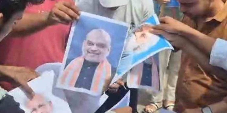 “কবিগুরুর ছবি পোড়ানোয় অভিযুক্ত এবি সোহেলকে জেলা টিএমসিপির এক্সিকিউটিভ মেম্বার করায় “বাঙালি অস্মিতা” রক্ষার কথা বলা তৃণমূলের “তোষণের রাজনীতি” নিয়ে সরব হলেন শুভেন্দু অধিকারী 