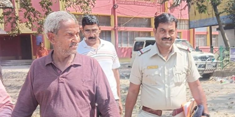 কাটোয়ায় বোমার মশলাসহ ধরা পড়ল মুর্শিদাবাদের দুষ্কৃতী 