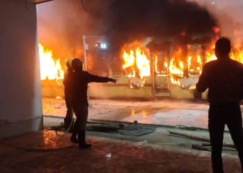 কাটোয়া স্টেশনে দাঁড়িয়ে থাকা আজিমগঞ্জ -প্যাসেঞ্জার ট্রেনের কামরায় আগুন 