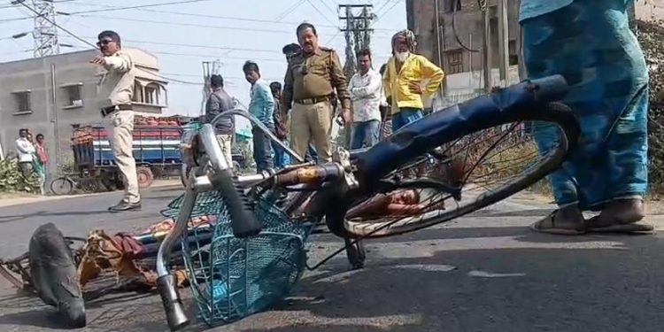 কাটোয়ায় বাসের চাকায় পিষ্ঠ হয়ে সাইকেল আরোহীর মৃত্যু 