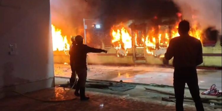 কাটোয়া স্টেশনে দাঁড়িয়ে থাকা আজিমগঞ্জ -প্যাসেঞ্জার ট্রেনের কামরায় আগুন 